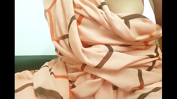Image Andhra aunty showing boobs in saree