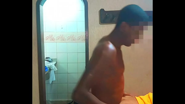 Image Esse &eacute_ o J&uacute_nior,  meu primo 24 anos.  Aos 18 aprendeu a meter num cu, ensinei.  Passou aproximadamente  um ano me arrombando de todas as maneiras poss&iacute_veis.  Hoje casadinho com mulher, vez ou outra volta para comer o meu cuzinho!