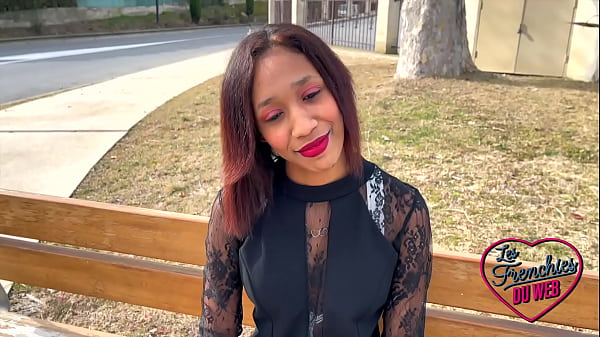 Image Reyna, coquine qui se fait baiser dans un trio HHF