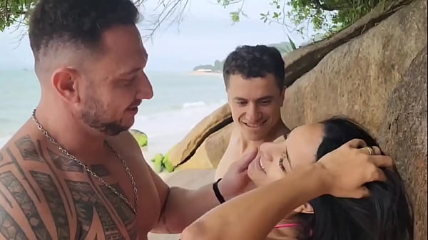 Image Encontrei dois gatos na praia e dei pra eles ali mesmo