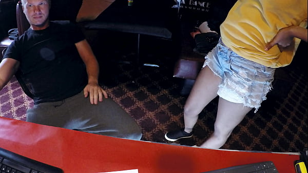 Image Dayanara slurps the cock and cum of pro gamer