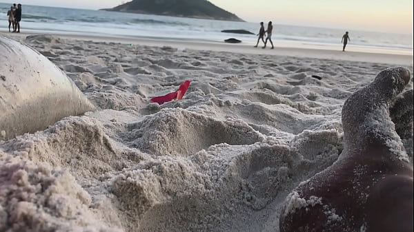 Image Casal brinca de se exibir em praia &eacute_ brincadeira acaba mal