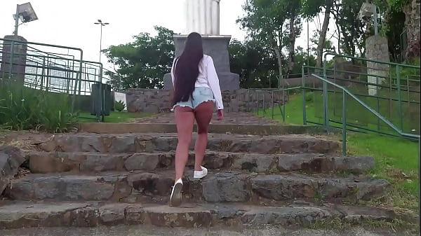 Image Gostosa dos seios lindos fazendo sexo e exibicionismo em famoso ponto tur&iacute_stico