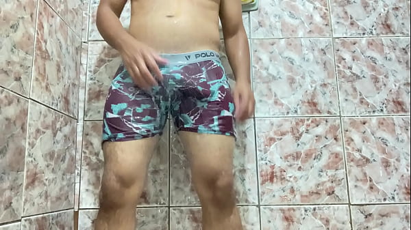 Image Foque de pau duro tirando a cueca