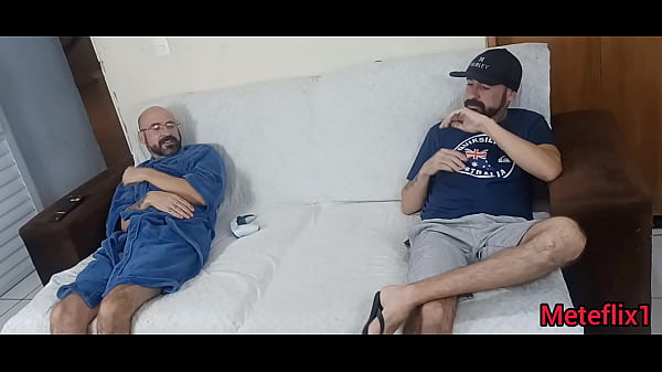 Image &quot_Trolando esposa com olhos vendados&quot_ corno chamou amigo que se escondeu dentro do guarda roupa!