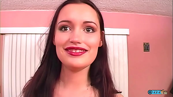 Image Sapphire Rae shows off her body moments before double penetration