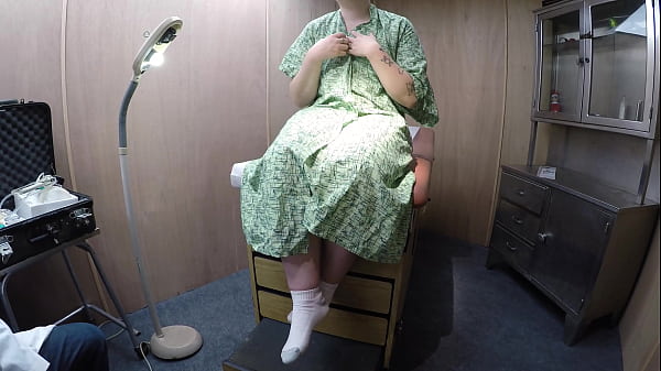Image Violet Coxxx gets a doctor to administer a medical clit pump