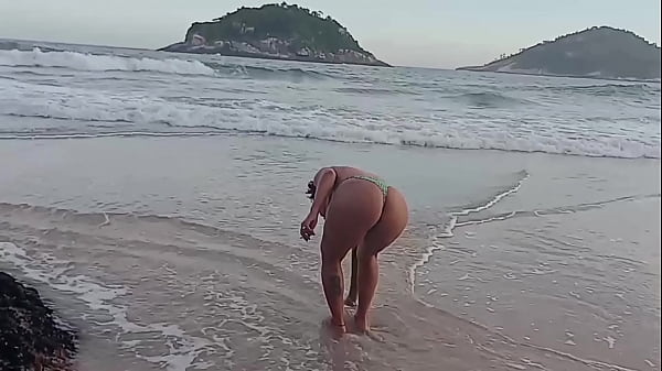 Image Se exibindo na praia e no final mamou o neg&atilde_o nas pedras