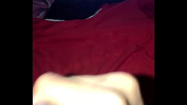 Image Me masturbo en la cama mientras veo porno hasta correrme encima