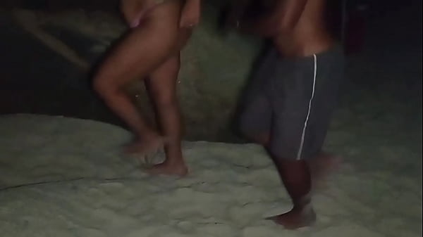 Image Sexo p&uacute_blico arriscado na praia quase pego pela pol&iacute_cia