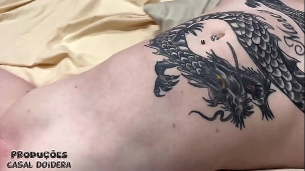 Image Casada liberada pelo corno gozando muito com duas picas ao mesmo tempo na buceta rosa