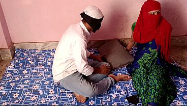 Image Tuition Wali Ladki Ko Chodte Time Uski Maa Ne Pakda To Usko bhi Sath Me Chudai kiya