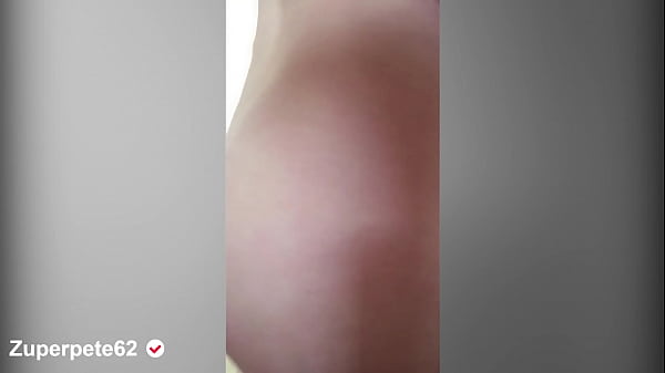 Image Mi madrastra desnuda en la sala de casa ella tiene una tetas enormes y un culo sexy