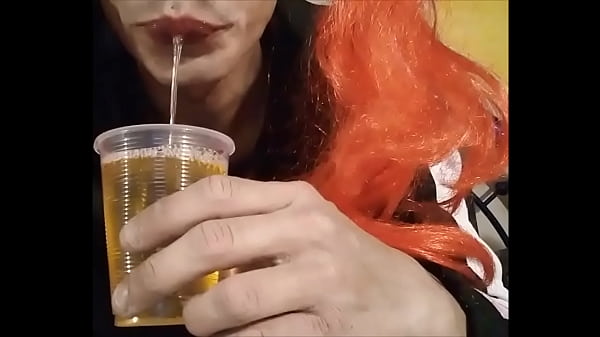 Image Itzel Lun&aacute_tica 666 jugando con un vaso de orina