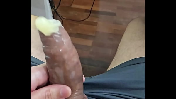 Image BRINCANDO COM MEU SEMEN DENTRO DA CAMISINHA