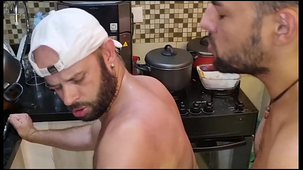 Image Faxineiro gay bem safadinho fez sexo gostoso com o seu patr&atilde_o safado, o gay estava lavando a lou&ccedil_a do seu patr&atilde_o ativo que resolveu brincar