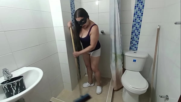Image Le Ofrec&iacute_ Dinero A Mi Empleada Por trabajar En Shorts Y Sin Calzones Al Final Me Dio La Mejor Chupada De Verga 1