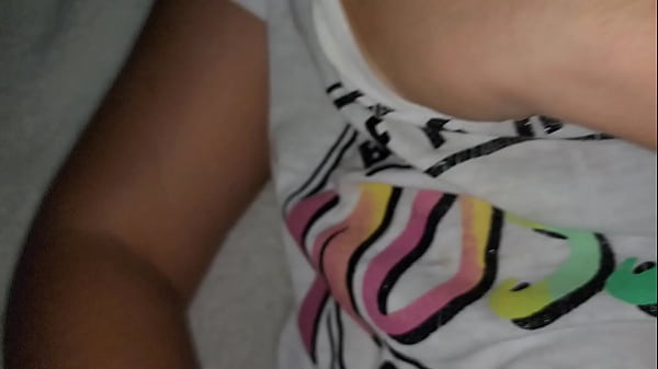 Image linda hermanastra pillada in fraganti mientras ve porno en el m&oacute_vil de su hermanastro | primer plano peludo CO&Ntilde_O