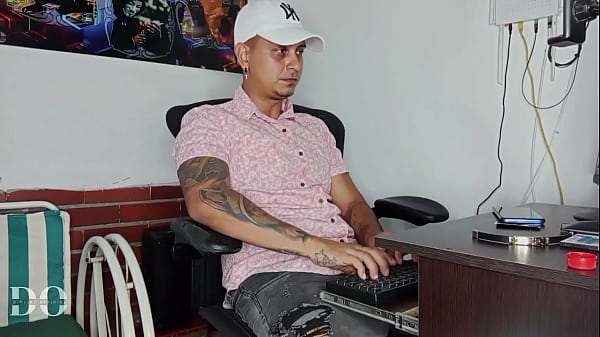 Image Mi secretaria quiere un aumento de sueldo, pero ella sabe que mi verga y su co&ntilde_o deben llegar a un h&uacute_medo y caliente acuerdo