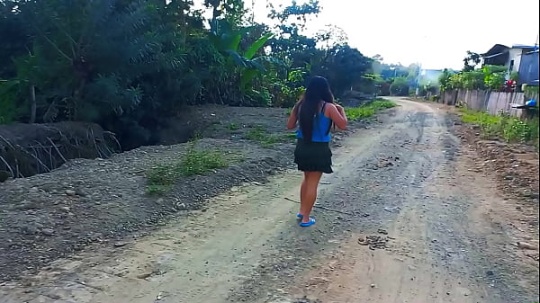 Image MI NOVIO NO LLEGO AL HOTEL Y AHORA TENGO QUE HACERLO  CON MI GRAN DILDO, DESPUES DE ESTO MI MEJOR AMIGA DEL CAMPO SEDUCE A UN TURISTA, LO PASEA POR EL RIO Y LO LLEVA A UNA CASA DEL RANCHO PARA TENER SEXO INTENSO