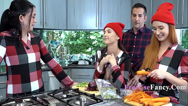 Image Holiday Season Family Freeuse - Serena Hill, Violet Spice | FreeuseFancy