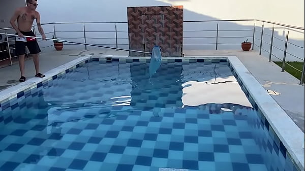 Image De repente me quita el bikini para follarme en la piscina