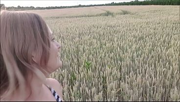 Image Sch&uuml_chternes M&auml_dchen gibt OUTDOOR-BLOWJOB