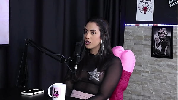 Image Gosta da troca de casal que acontece no swing, j&aacute_ fez invers&atilde_o com homem, e sua primeira transa com uma mulher foi... - Karen Bessa (SHEER/RED)