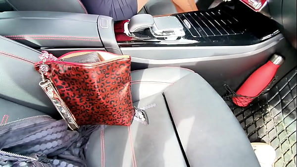 Image Mujer Infiel y Casada Zorreando con el Vendedor de Coches en un Parking