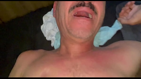 Image Porteiro entrou no quarto na hora que os machos estavam trepando, entrou na pica tamb&eacute_m e gemeu gostoso - FULL RED