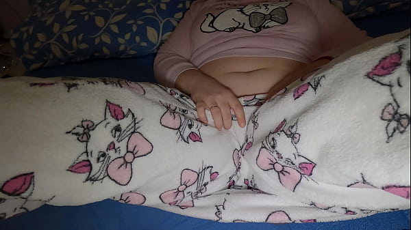 Image Cogiendo con mi joven esposa gordita en posicion de misionero, me corro frotando mi polla con su panocha gorda, casero real