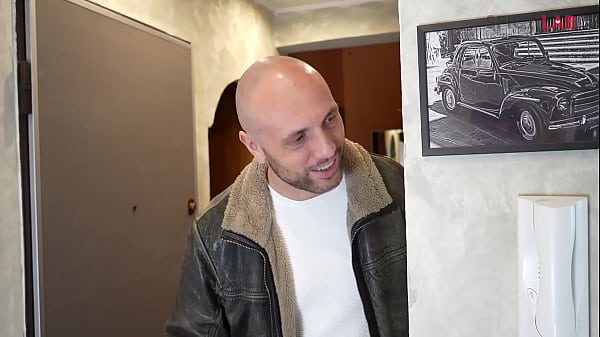Image Moglie napoletana sorpresa dal marito mentre scopa un grosso cazzo Tantaly.com e se la incula