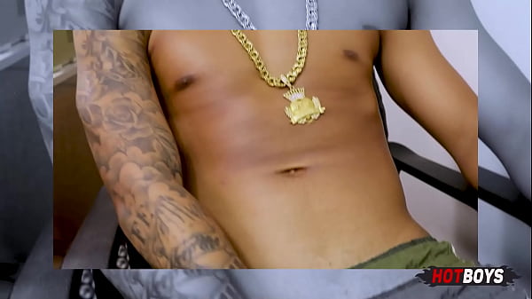 Image Teste do sof&aacute_ com o novinho tatuado