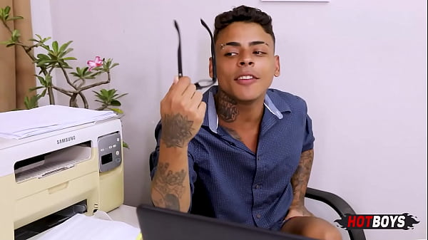 Image Teste do sof&aacute_ com o novinho tatuado e pirocudo