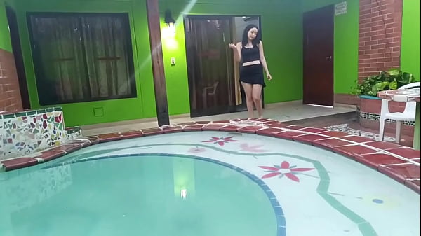 Image MI AMIGA DE LA UNIVERSIDAD ENTRA A MI CASA CON PISCINA PORQUE SU NOVIO LA HABIA DEJADO, QUIERE SEXO PORQUE SU NOVIO LA DEJO - PORNO EN ESPANOL