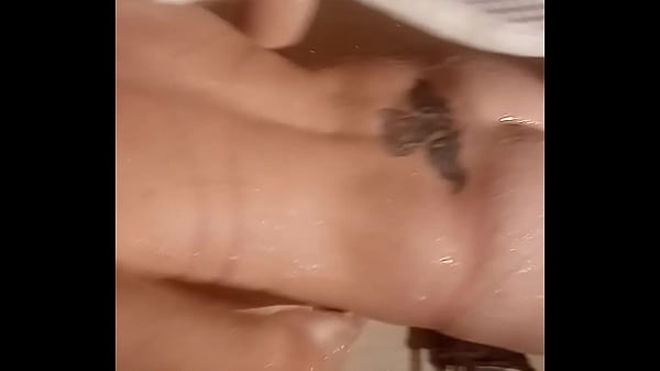 Image Roxanneandxander. Shower time