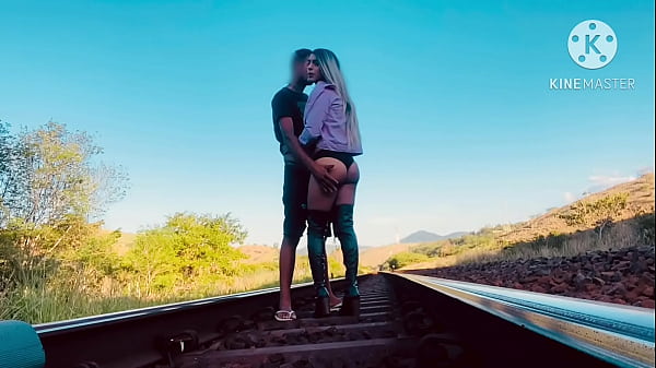 Image FUDENDO NO TRILHO DO TREM - VIVI SEXYDOLL DANDO O CUZINHO PRO MACHO PAUZUDO 23CM