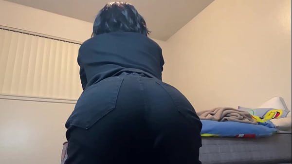 Image Hermoso jovencito gay con un culo de burbuja se pone cachondo