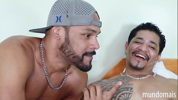 Image Dois amigos descobrindo que gostam de um pau grande e grosso!