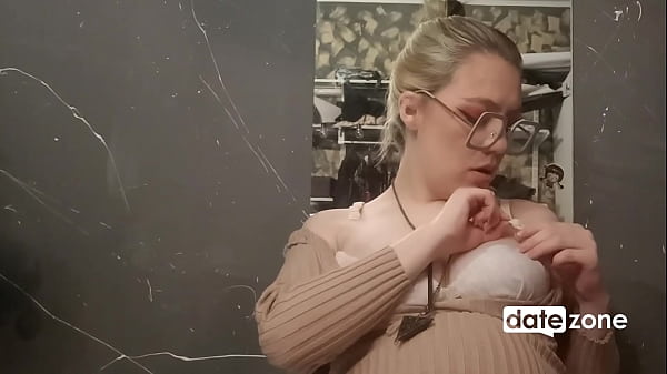 Image DATEZONE - Pregnant babe with glasses masturbates