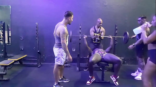 Image TREINO DO SEXO AMIGAS NA ACADEMIA FODEM COM 3 MACHOS E TOMAN MUITO LEITE NA CARA COMPLETO NO RED OU SHEER