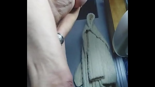 Image Oma neukt harige kut met komkommer