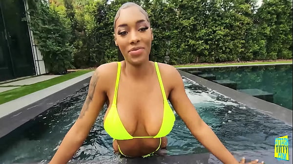 Image Ebony Babe Jaymee Green Bikini Show