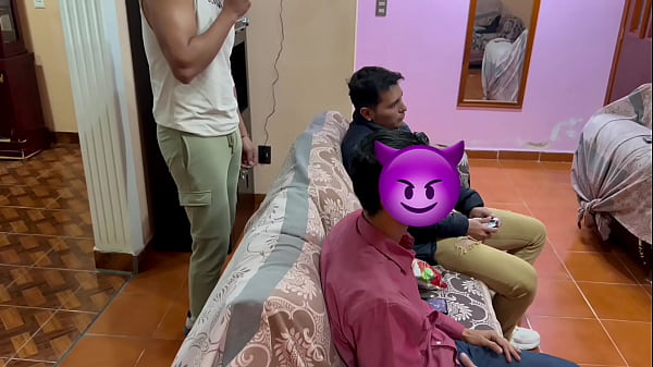 Image Macho me folla con sus 20cm mientras mi amigo est&aacute_ jugando videojuegos