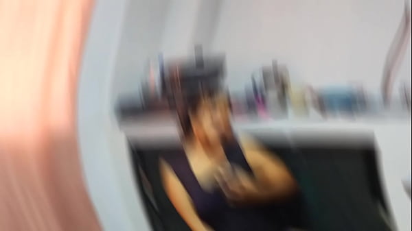 Image cuando no hay nadie en casa y me masturbo con mi hermanastra en la sala que rico
