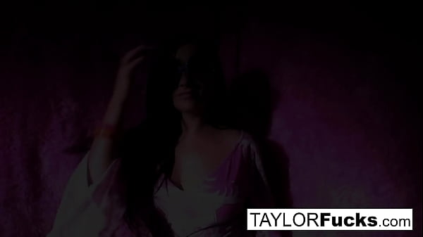 Image Taylor Vixen's pink room masturbation