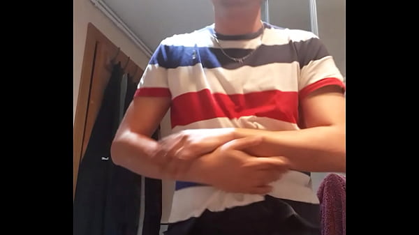 Image RubencitoBlue se hace una paja y se toca en su primer video.