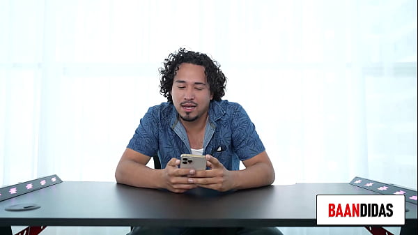 Image Luisito tefornica esta listo para follarse a su asistenta en su primer unboxing porno.