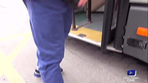 Image Une &eacute_tudiante se fait baiser dans un bus devant des voyeurs !