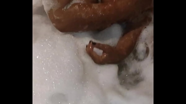 Image Mira que rico lo muevo en el jacuzzi, ven papi vamos a divertirnos